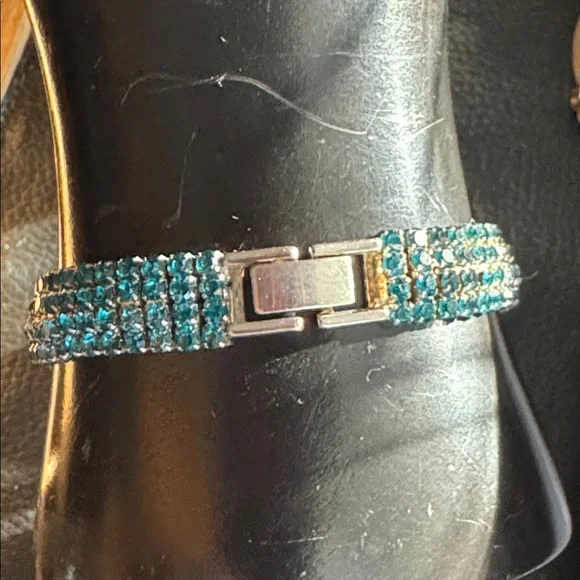 Gorgeous Vintage 4 Row Teal Rhinestone Bracelet w Fold Over Clasp - Picture 2 of 2